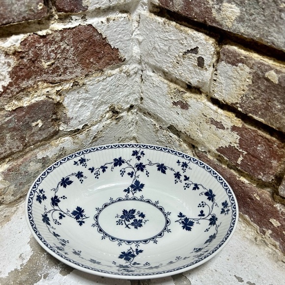 Royal Doulton English Translucent China Bowl with grapevine design. - Picture 3 of 7